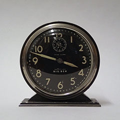 Réveille-matin rond de modèle Big-Ben peint en noir.