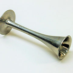 Stéthoscope foetal utilisé au 20e siècle pour écouter les battements des bébés dans le ventre de leur mère.