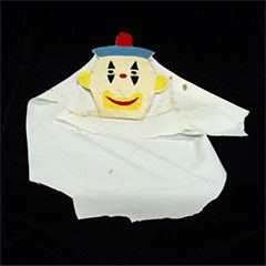 Costume d'Halloween pour enfant avec un masque.