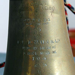 Vue rapprochée de l'inscription gravée sur le clairon.
