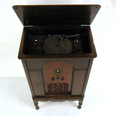 Radio-tourne-disque fait de bois.