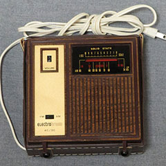 Radio de table de la marque Electro Brand fait de métal, et de plastique.