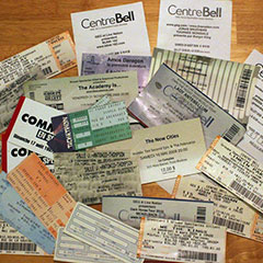 Plusieurs billets de concert de groupes populaires de différentes salles de spectacles du Québec et de différentes époques.