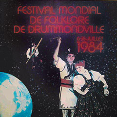 Affiche de festival. À l'arrière, la planète Terre. Devant, un homme joue d'un instrument de musique et un couple danse.