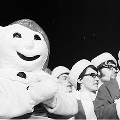 Bonhomme Carnaval applaudit aux côtés des membres de la délégation canadienne lors des Jeux d'hiver de Saskatoon.