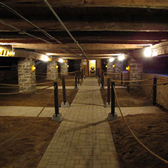 Crypte de l'église de Sainte-Anne-de-la-Pérade. Au fond, le moteur de la ventilation de l'orgue Casavant de l'église.
